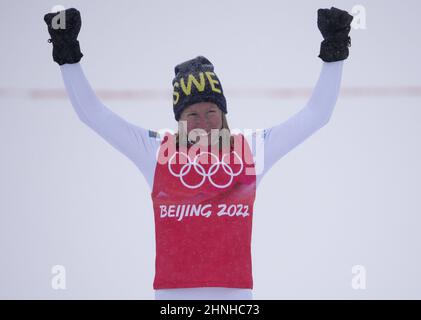 Zhangjiakou, Chine. 17th févr. 2022. Sandra Naeslund, médaillée d'or de Suède, se tient sur le podium après la finale de la Croix de ski acrobatique féminine aux Jeux olympiques d'hiver de Pékin de 2022 à Zhangjiakou, en Chine, le jeudi 17 février 2022. Marielle Thompson, du Canada, a remporté la médaille d'argent et Daniela Maier, de l'Allemagne, la médaille de bronze. Photo de Bob Strong/UPI crédit: UPI/Alay Live News Banque D'Images