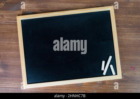 un tableau noir vierge sur une surface en bois Banque D'Images