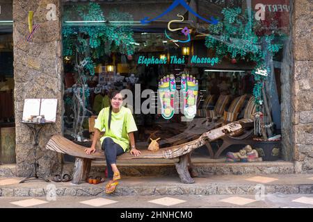 Boutique de massage dans Hua Hin d'époque. C'est un vieux village de pêcheurs qui est devenu l'une des destinations de voyage les plus populaires en Thaïlande. Banque D'Images