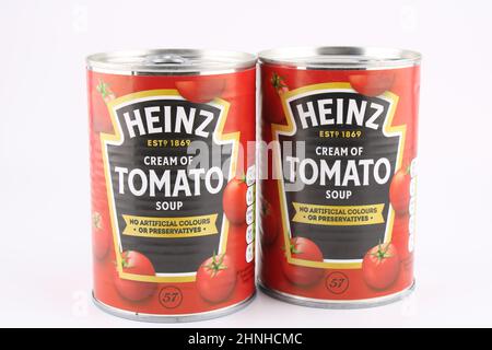 Boîtes de soupe de tomates Heinz isolées sur blanc avec espace de copie. Banque D'Images