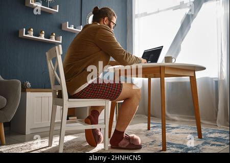 Bizarre Guy geek travaillant en ligne Banque D'Images