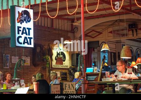 Scène urbaine de Hua Hin d'époque la nuit.C'est un vieux village de pêcheurs qui est devenu l'une des destinations de voyage les plus populaires en Thaïlande. Banque D'Images