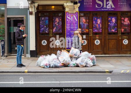 Sacs poubelle laissés sur la d'une rue de londres, royaume-uni Banque D'Images