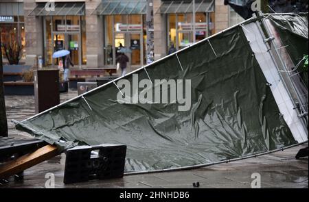 Erfurt, Allemagne. 17th févr. 2022. La tempête a fait tomber une clôture de construction sur la colère d'Erfurt. Le trafic ferroviaire a été limité en Saxe, Saxe-Anhalt et Thuringe en raison de la tempête. Les trains longue distance venant du sud se terminaient à Erfurt et à Halle, a déclaré un porte-parole de la Deutsche Bahn. Les destinations plus au nord devraient donc être desservies par d'autres moyens. Credit: Martin Schutt/dpa-Zentralbild/dpa/Alay Live News Banque D'Images