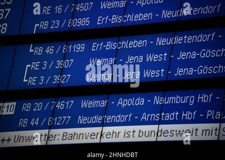 Erfurt, Allemagne. 17th févr. 2022. 'Storm' est écrit sur le panneau d'information de la gare principale d'Erfurt. En Saxe, en Saxe-Anhalt et en Thuringe, des restrictions ont été imposées aux services ferroviaires en raison de la tempête. Les trains longue distance en provenance du sud se terminaient à Erfurt et à Halle, a déclaré un porte-parole de la Deutsche Bahn. Les destinations plus au nord devraient donc être desservies par d'autres moyens. Credit: Martin Schutt/dpa-Zentralbild/dpa/Alay Live News Banque D'Images