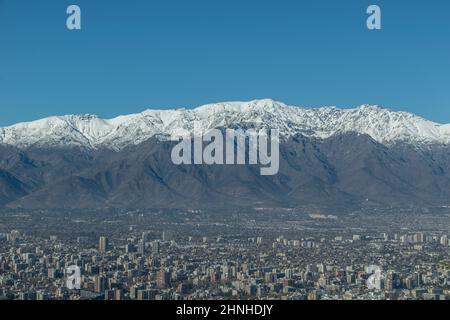 Vue panoramique sur la ville de Santiago, avec la cordillère andine en arrière-plan Banque D'Images