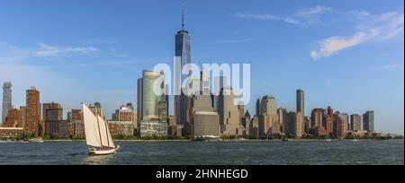 New York, NY USA août 09 2016 photo panoramique de New york en couleur avec voilier Manhattan Banque D'Images