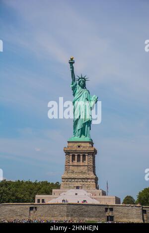 portrait de la statue de la liberté avec un ciel bleu légèrement brumeux et avec lumière directe sur la statue de la liberté Banque D'Images