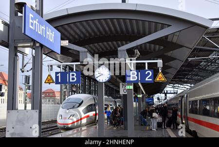 Erfurt, Allemagne. 17th févr. 2022. Deux TRAINS ICE sont stationnés à la gare principale d'Erfurt. En Saxe, en Saxe-Anhalt et en Thuringe, il y a eu des restrictions sur la circulation ferroviaire en raison de la tempête. Les trains longue distance venant du sud se terminaient à Erfurt et à Halle, a déclaré un porte-parole de la Deutsche Bahn. Les destinations plus au nord devraient donc être desservies par d'autres moyens. Credit: Martin Schutt/dpa-Zentralbild/dpa/Alay Live News Banque D'Images