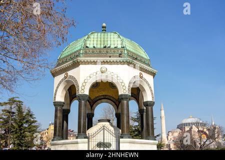 Vue de face de la fontaine allemande par une journée ensoleillée. La fontaine allemande est de style néo-byzantin et décorée à l'intérieur avec une mosaïque d'or, elle a été érigée dans l'ISTA Banque D'Images