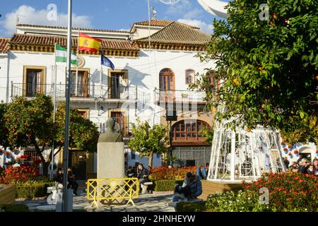Marbella, Espagne - 5 janvier 2022 : personnes buvant dans un restaurant en face de l'hôtel de ville de Marbella, Espagne Banque D'Images