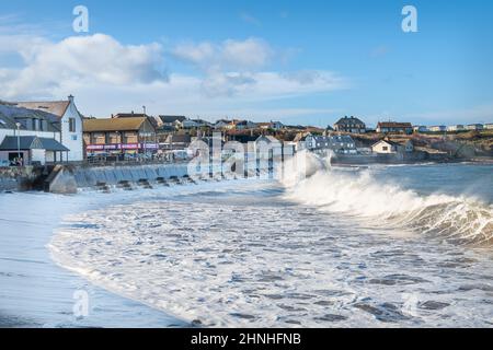 De grandes vagues s'écrasant sur la rive, Eyemouth, Écosse Banque D'Images