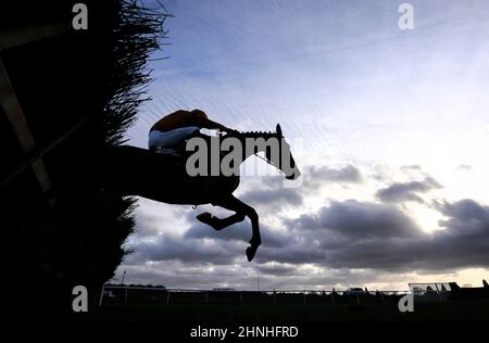 Photo du dossier datée du 29-01-2022 de prières sans réponse criées par Joshua Moore. Les prières sans réponse peuvent continuer la grande forme du chantier de Chris Gordon dans l'obstacle des novices de la « chasse nationale » britannique de l'EBF à Fakenham. Date d'émission : jeudi 17 février 2022. Banque D'Images