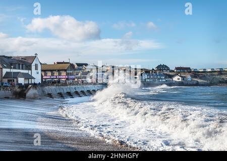 De grandes vagues s'écrasant sur la rive, Eyemouth, Écosse Banque D'Images