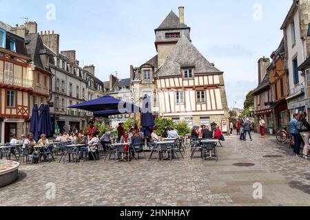 QUIMPER , FRANCE - 6 SEPTEMBRE 2019 : c'est la place Terre au Duc, avec des maisons médiévales à colombages et en pierre. Banque D'Images