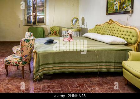 Février 2022, chambre en parfait état d'une maison abandonnée, Urbex dans le nord de l'Italie. Exploration urbaine Banque D'Images