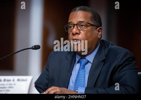 Brian A. Nichols, secrétaire d'État adjoint aux Affaires de l'hémisphère occidental, comparaît devant une audience du Comité sénatorial des relations étrangères pour examiner la revitalisation des relations entre les États-Unis et la Colombie dans l'édifice Dirksen du Bureau du Sénat à Washington, DC, le mercredi 16 février 2022. Crédit : Rod Lamkey/CNP/MediaPunch Banque D'Images