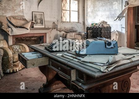 Février 2022, bureau abandonné avec une machine à écrire antique, Urbex dans le nord de l'Italie Banque D'Images