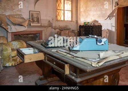 Février 2022, bureau abandonné avec une machine à écrire antique, Urbex dans le nord de l'Italie Banque D'Images