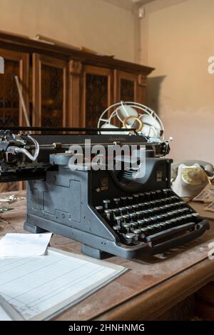 Février 2022, bureau abandonné avec une machine à écrire antique, Urbex dans le nord de l'Italie Banque D'Images