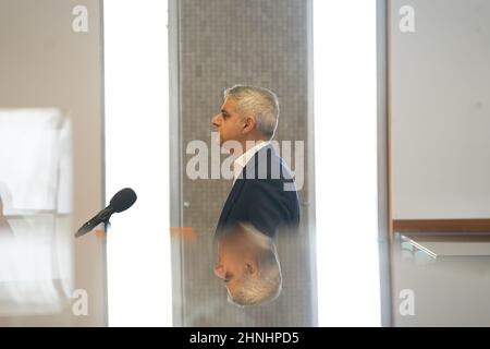 Le maire de Londres Sadiq Khan fait un entretien à la télévision avant de prendre la parole au Sommet de la santé et de l'air pur de Londres, dans le centre de Londres. Date de la photo : jeudi 17 février 2022. Banque D'Images