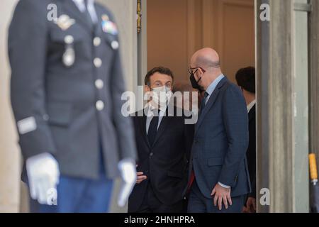 Paris, France. 17th févr. 2022. Le président français Emmanuel Macron et le président du Conseil européen Charles Michel ont précédé une réunion sur le Sahel à Paris le 17 février 2022. Photo par Eliot Blondt/ABACAPRESS.COM crédit: Abaca Press/Alay Live News Banque D'Images