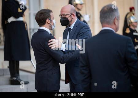 Paris, France. 17th févr. 2022. Le président français Emmanuel Macron et le président du Conseil européen Charles Michel ont précédé une réunion sur le Sahel à Paris le 17 février 2022. Photo par Eliot Blondt/ABACAPRESS.COM crédit: Abaca Press/Alay Live News Banque D'Images