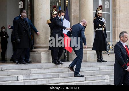 Paris, France. 17th févr. 2022. Le président français Emmanuel Macron et le président du Conseil européen Charles Michel ont précédé une réunion sur le Sahel à Paris le 17 février 2022. Photo par Eliot Blondt/ABACAPRESS.COM crédit: Abaca Press/Alay Live News Banque D'Images