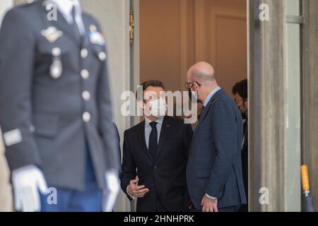 Paris, France. 17th févr. 2022. Le président français Emmanuel Macron et le président du Conseil européen Charles Michel ont précédé une réunion sur le Sahel à Paris le 17 février 2022. Photo par Eliot Blondt/ABACAPRESS.COM crédit: Abaca Press/Alay Live News Banque D'Images