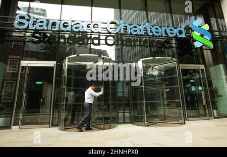 Photo du dossier datée du 07/08/12 d'une vue générale de l'immeuble Standard Chartered de la City de Londres, alors que la banque axée sur les marchés émergents a dévoilé plus d'un milliard de dollars américains (£736 millions) de rendements pour les actionnaires, mais a averti que son redressement prend plus de temps que prévu en raison de la pandémie. Banque D'Images