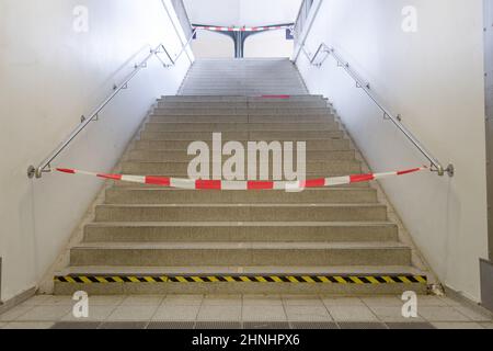 Bielefeld, Allemagne. 17th févr. 2022. Un escalier menant à une piste est bloqué à la gare principale de Bielefeld. Storm low 'Ylenia' passe au-dessus de certaines parties de l'Allemagne, parfois avec des vents de force d'ouragan. Les autorités ont insisté sur la prudence en raison de la chute d'arbres. Il y a des problèmes avec le trafic ferroviaire. Credit: Friso Gentsch/dpa/Alay Live News Banque D'Images