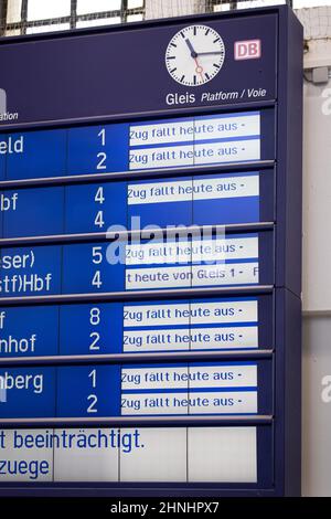 Bielefeld, Allemagne. 17th févr. 2022. Les annulations de train sont indiquées sur un panneau d'affichage à la gare principale de Bielefeld. La tempête « Ylenia » passe au-dessus de certaines parties de l'Allemagne, parfois avec des vents de force d'ouragan. Les autorités ont insisté sur la prudence en raison de la chute d'arbres. Il y a des problèmes avec le trafic ferroviaire. Credit: Friso Gentsch/dpa/Alay Live News Banque D'Images