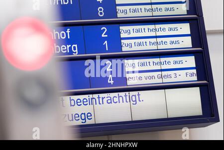 Bielefeld, Allemagne. 17th févr. 2022. Les annulations de train sont indiquées sur un panneau d'affichage à la gare principale de Bielefeld. La tempête « Ylenia » passe au-dessus de certaines parties de l'Allemagne, parfois avec des vents de force d'ouragan. Les autorités ont insisté sur la prudence en raison de la chute d'arbres. Il y a des problèmes avec le trafic ferroviaire. Credit: Friso Gentsch/dpa/Alay Live News Banque D'Images