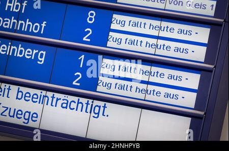 Bielefeld, Allemagne. 17th févr. 2022. Les annulations de train sont indiquées sur un panneau d'affichage à la gare principale de Bielefeld. La tempête « Ylenia » passe au-dessus de certaines parties de l'Allemagne, parfois avec des vents de force d'ouragan. Les autorités ont insisté sur la prudence en raison de la chute d'arbres. Il y a des problèmes avec le trafic ferroviaire. Credit: Friso Gentsch/dpa/Alay Live News Banque D'Images