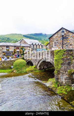 Pont sur la rivière Colwyn au village de Beddgelert à Gwynedd, parc national de Snowdonia, pays de Galles, Royaume-Uni Banque D'Images