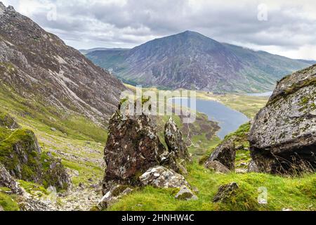 Lac Llyn Idwal le long de la piste jusqu'au sommet de Glyder Fawr et à la montagne de Pen yr Ole Wen, MCG Idwal, parc national de Snowdonia, pays de Galles, Royaume-Uni Banque D'Images