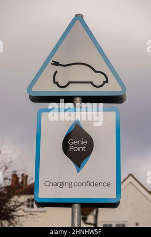 Femme d'âge moyen utilisant le point de charge de véhicule 'GeniePoint EV Charging' dans Hampshire , Angleterre, Royaume-Uni Banque D'Images