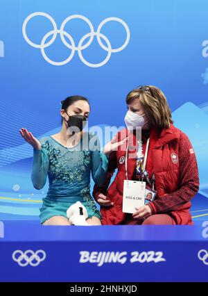 Pékin, Chine. 17th févr. 2022. Madeline Schizas (L) du Canada réagit pendant le patinage artistique les femmes patinage en mode simple patinage libre des Jeux olympiques d'hiver de 2022 à Beijing, capitale de la Chine, le 17 février 2022. Crédit : CAO CAN/Xinhua/Alay Live News Banque D'Images