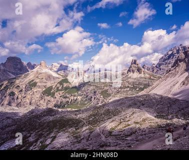 L'image regarde vers la cabane de montagne Rifugio Locatelli Drei Zinnen et le sommet du Toblinger Knoten Spitze sur ce qui était la ligne de front de l'armée autrichienne pendant la première Guerre mondiale, la Guerre Blanche, près des célèbres trois Tours, Connu en allemand sous le nom de Drei Zinnen mais plus poétique nommé en italien sous le nom de Tre Cime di Laverado situé dans la région orientale Sexten-Sesto des Dolomites italiens. Au cours de la première Guerre mondiale, l'armée autrichienne a installé un canon de canon en haut du petit pic afin que la coquille des Italiens à un peu plus d'un kilomètre de distance. Banque D'Images