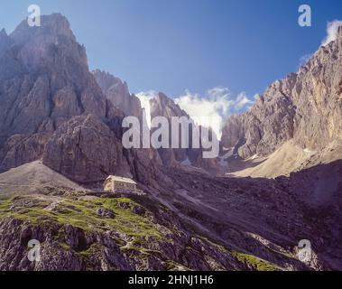 L'image est de l'Italien Alpine Club CAI possédé Rifugio Vincenza Langkofel Hut refuge de montagne dans les Dolomites de Langkofel du Groupe Sella dans le Tirol du Sud, l'Alto Adige du Nord de l'Italie Banque D'Images