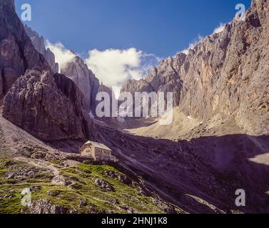 L'image est de l'Italien Alpine Club CAI possédé Rifugio Vincenza Langkofel Hut refuge de montagne dans les Dolomites de Langkofel du Groupe Sella dans le Tirol du Sud, l'Alto Adige du Nord de l'Italie Banque D'Images