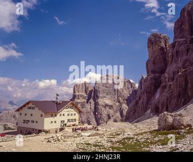 L'image est de la cabane de montagne Rifugio Pisciadu appartenant au Club alpin italien CAI, située dans la région du massif de Sella, dans les Dolomites de l'Alto Adige, dans le nord de l'Italie, les Dolomites étant un site classé au patrimoine mondial de l'UNESCO. Banque D'Images