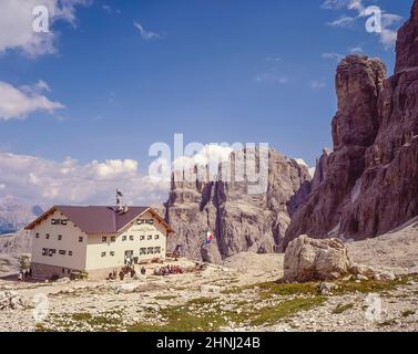 L'image est de la cabane de montagne Rifugio Pisciadu appartenant au Club alpin italien CAI, située dans la région du massif de Sella, dans les Dolomites de l'Alto Adige, dans le nord de l'Italie, les Dolomites étant un site classé au patrimoine mondial de l'UNESCO. Banque D'Images