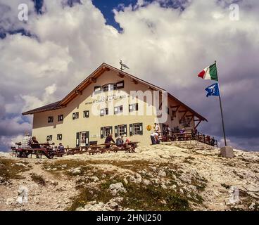 L'image est de la cabane de montagne Rifugio Pisciadu appartenant au Club alpin italien CAI, située dans la région du massif de Sella, dans les Dolomites de l'Alto Adige, dans le nord de l'Italie, les Dolomites étant un site classé au patrimoine mondial de l'UNESCO. Banque D'Images