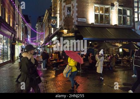 Londres, Royaume-Uni, 16 février 2022 : sur Carnaby Street, à Soho, les gens font du shopping, de la navigation, de manger et de se faire de l'iveau malgré le temps pluvieux. Pendant le semestre de février anglais, Londres a vu une augmentation du nombre de visiteurs et un rebond économique après la pandémie est une bonne nouvelle pour les magasins, les pubs et les restaurants. Anna Watson/Alay Live News Banque D'Images