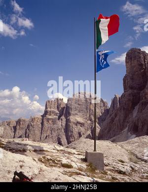 L'image est du drapeau national italien et celle du Club alpin italien au Club alpin italien CAI propriété de Rifugio Pisciadu refuge de montagne situé dans la région du massif Sella des Dolomites de l'Alto Adige du Nord de l'Italie, les Dolomites étant un site classé au patrimoine mondial de l'UNESCO. Banque D'Images