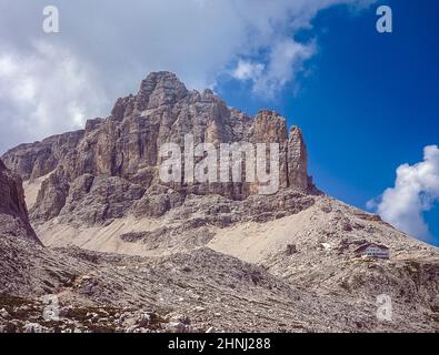 L'image est de la cabane de montagne Rifugio Pisciadu appartenant au Club alpin italien CAI, située dans la région du massif de Sella, dans les Dolomites de l'Alto Adige, dans le nord de l'Italie, les Dolomites étant un site classé au patrimoine mondial de l'UNESCO. Banque D'Images