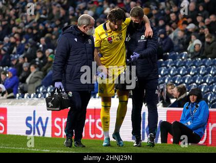 Photo du dossier datée du 14-02-2022 de Ben Brereton Diaz de Blackburn Rovers est aidé hors du terrain après avoir été blessé. Blackburn va vérifier Ben Brereton Diaz avant le match du championnat Sky Bet contre Millwall. Date d'émission : jeudi 17 février 2022. Banque D'Images