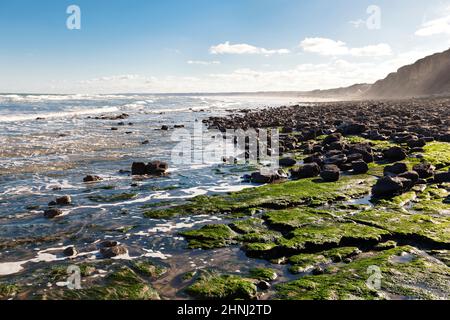 Plage rocheuse déserte dans la lumière du matin à Omaha Beach, Normandie, France Banque D'Images