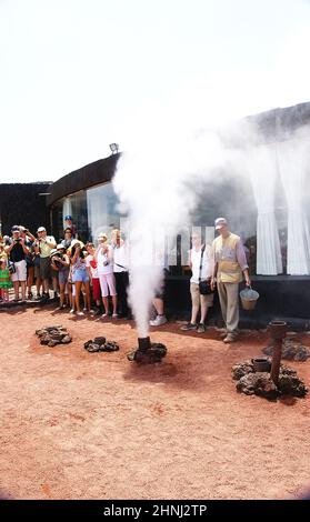 Spectacle du jet de vapeur qui sort des entrailles de la terre volcanique dans le parc national de Timanfaya, Lanzarote, îles Canaries, Espagne Banque D'Images